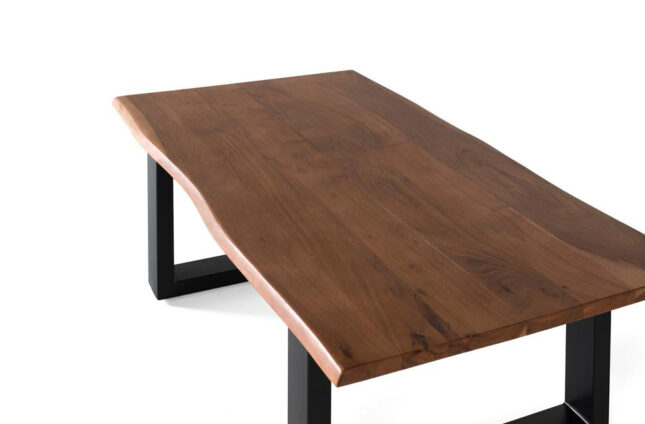 Esta mesa fusiona la calidez natural con la modernidad industrial.