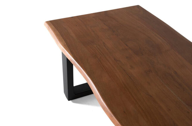 Esta mesa fusiona la calidez natural con la modernidad industrial.